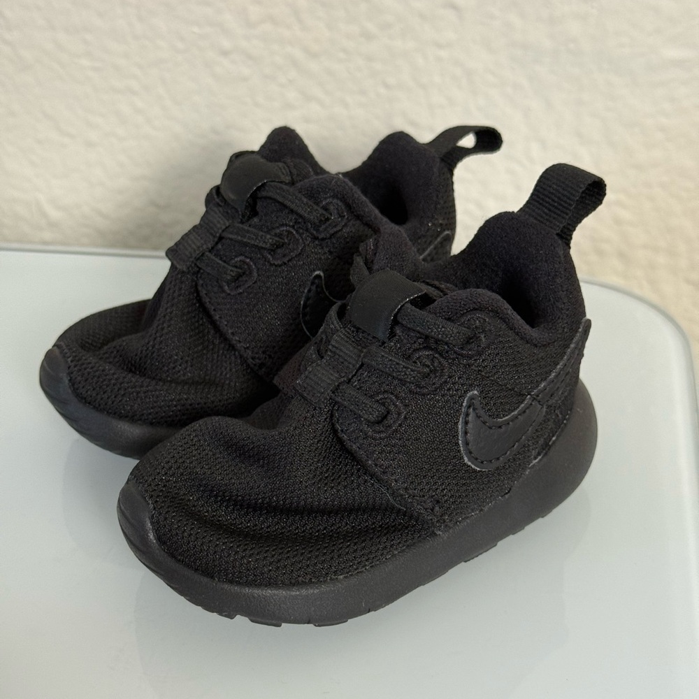Nike Kid's Roshe One Running Shoe - Picture 4 of 5